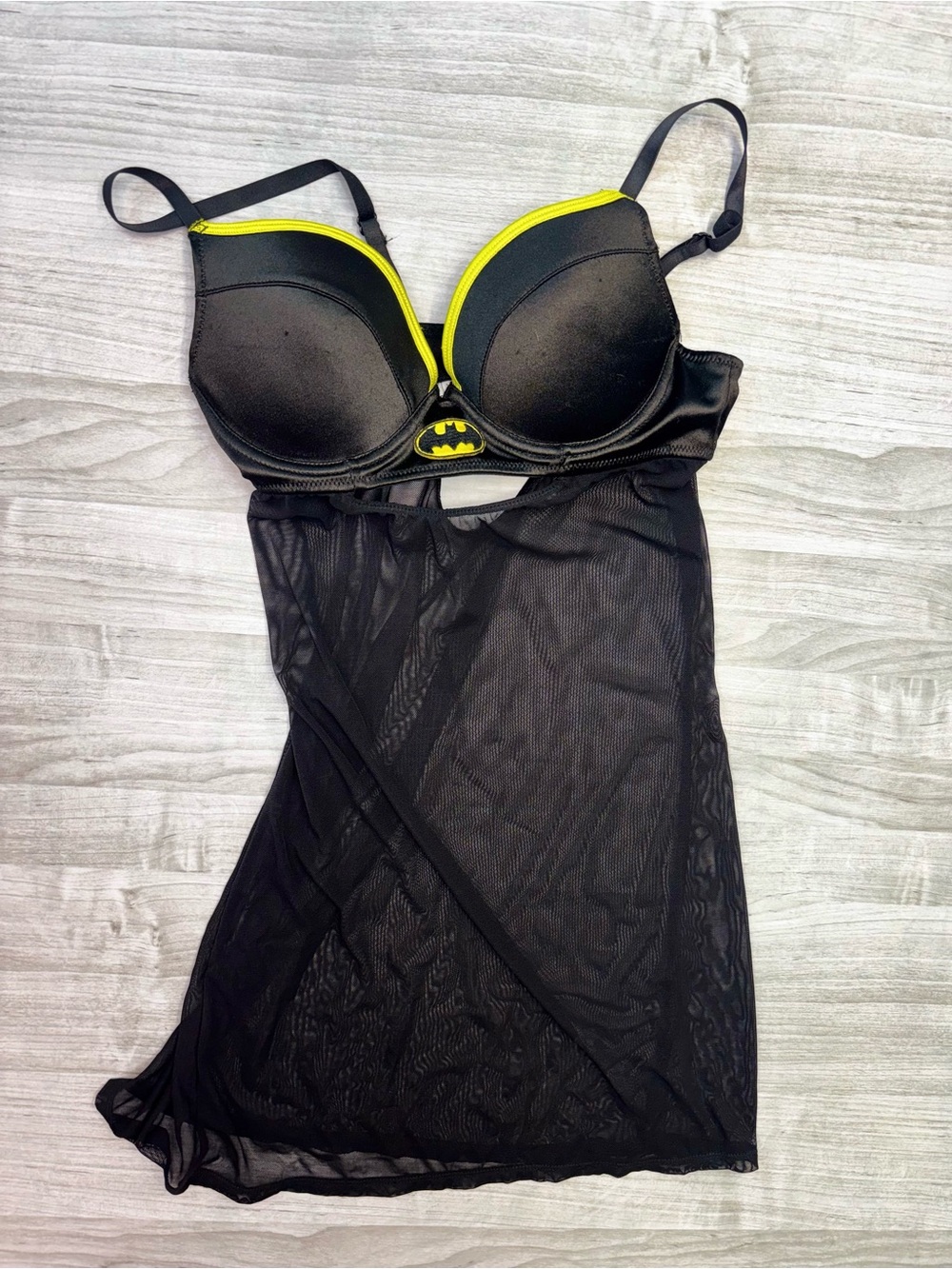 DC Comics Black and Yellow Batman Logo Mesh Chemise Size Medium